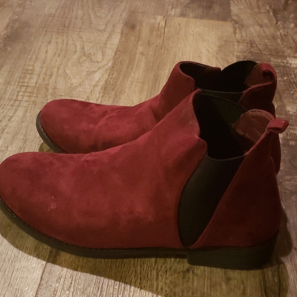 Red boots - Picture 4 of 6